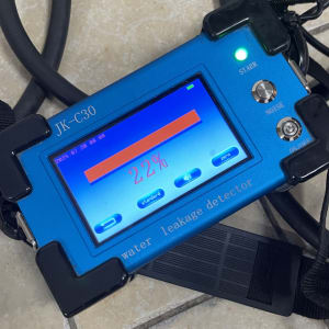 גלאי דליפות מים עם תצוגה דיגיטלית על רצפה