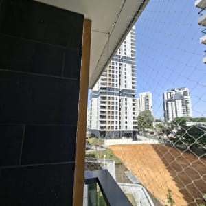 רשת יונים מותקנת על מרפסת בבניין מגורים