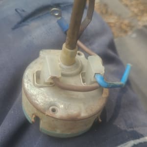 חלק מכני עם חוטים כחולים וחומים