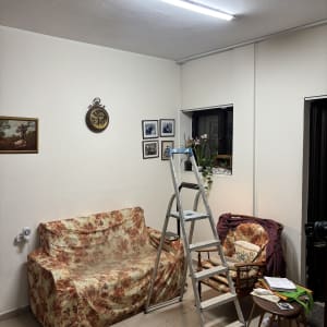 סולם מתחת לתאורה בתקרה בחדר מגורים