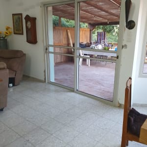 דלת הזזה מאלומיניום עם זכוכית שקופה