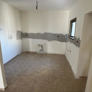 חדר ריק עם קירות צבועים וריצוף חדש