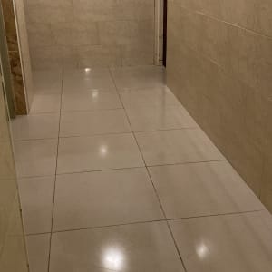 רצפה נקייה ומבריקה במסדרון עם קירות אריחים