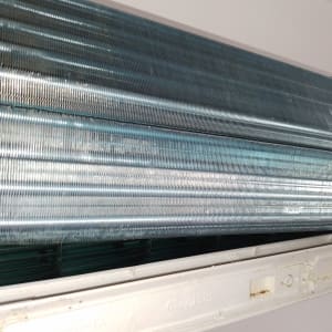 סלילי מתכת של מזגן עם צלעות קירור