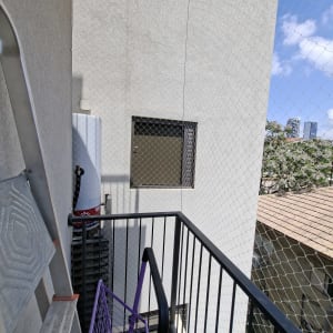 רשת יונים מותקנת על מרפסת בניין