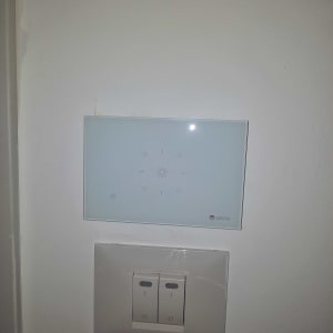 מתג חכם על קיר עם לוח מגע