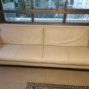 ספת עור בצבע שמנת לאחר ניקוי בסלון הבית