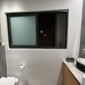 קיר צבוע בלבן עם חלון גדול