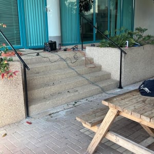 מדרגות עם מעקה אלומיניום וכלי עבודה