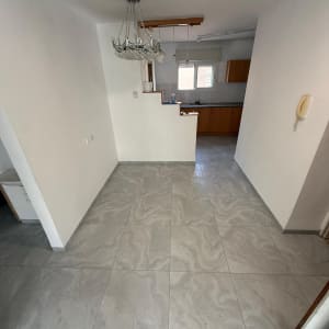 רצפה חדשה במטבח עם נברשת תקרה