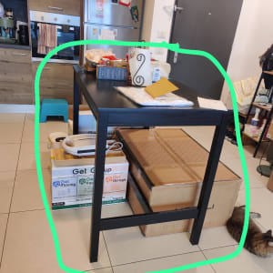 שולחן עם קופסאות וציוד במטבח