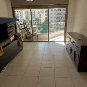 רצפה נקייה עם כיסאות מורמים על שולחן