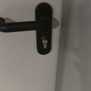 ידית ודלת עם מנעול צילינדר