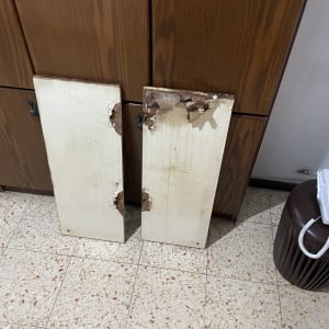 דלתות עץ פגומות עם קילופים ונזקי מים