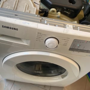מכונת כביסה סמסונג בתהליך תיקון
