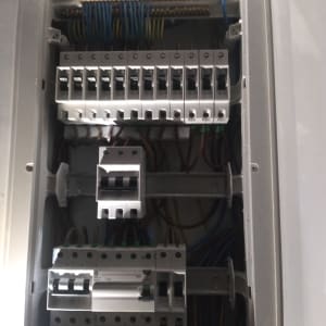 לוח חשמל עם מפסקים וחוטי חשמל צבעוניים