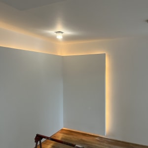 חדר עם קירות צבועים ותאורה נסתרת בתקרה