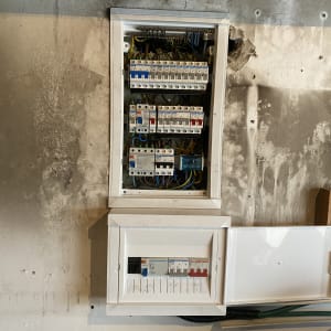 לוח חשמל פתוח עם מפסקים וחוטים חשמליים