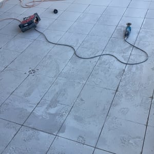 כלי עבודה חשמליים על רצפת אריחים