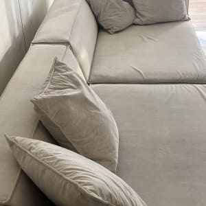 ספה עם כריות בצבע בז