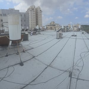 גג עם יריעות איטום, דודי שמש ומזגנים