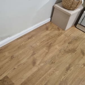 רצפת פרקט עץ בהירה ליד קיר לבן