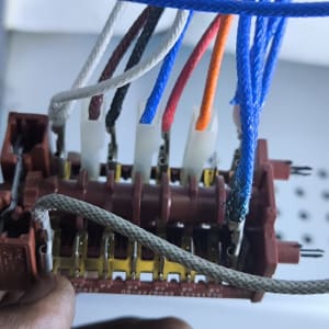 חיבורי חשמל עם חוטים צבעוניים במכשיר חשמלי