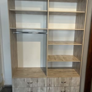 ארון בגדים מעץ בעל מדפים, מגירות ומוט תלייה