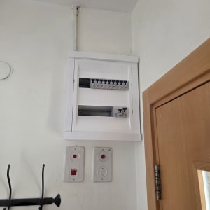 לוח חשמל עם מפסקים על קיר ליד דלת