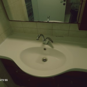 כיור אמבטיה עם ברז מתכת מותקן