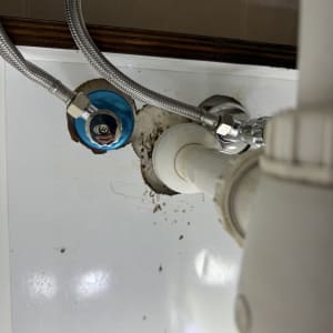 צנרת מתחת לכיור עם חיבורים וצינורות