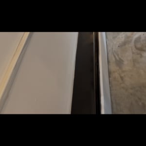תמונה של קיר ורצפה עם חריץ ביניהם