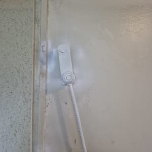 מנעול או ידית על דלת מתכתית