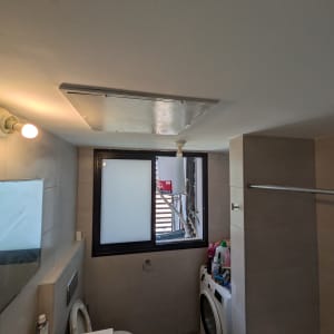 חדר אמבטיה עם מכונת כביסה וחלון