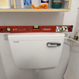 מדף עם חומרי ניקוי ומפלס מים מעל ניאגרה