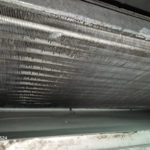 סליל מתכת של מזגן עם לכלוך ואבק