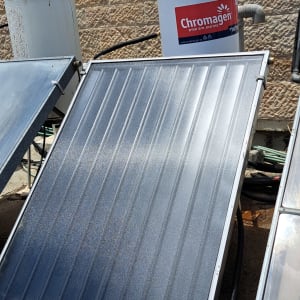 פאנלים סולאריים ומיכל מים של כרומגן