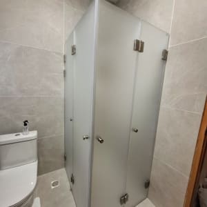 תא מקלחת מזכוכית בחדר אמבטיה מודרני