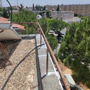 איטום גג עם חומר לבן לאורך הקצוות