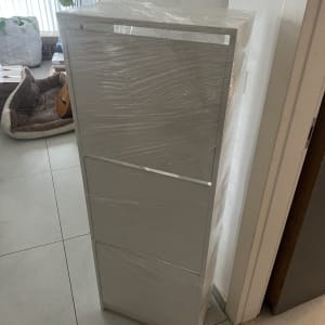 ארון עטוף בניילון ליד קיר בבית