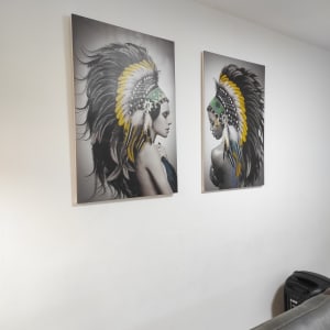 שתי תמונות של דמויות עם כיסוי ראש אינדיאני על קיר לבן