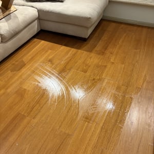 רצפה נקייה ומבריקה ליד ספה עם כריות