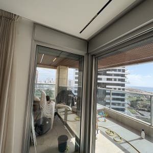 חלון זכוכית עם דלי ומטלית לניקוי