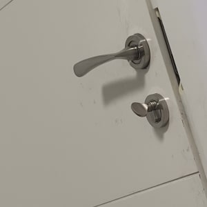 ידית ודלת מתכת, קשור למנעולנות