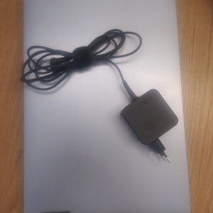 מחשב נייד לנובו עם מטען על השולחן