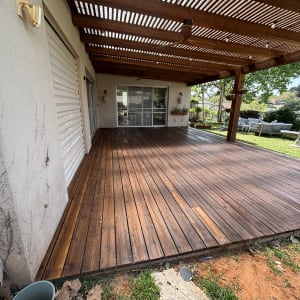 פרגולה מעץ עם רצפת דק בחצר