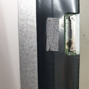 חיבור כבלים על לוח מעגל מודפס עם סימני שחיקה