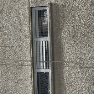 רשת מתכת על חלון למניעת כניסת יונים