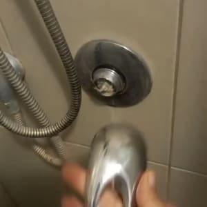 יד מחזיקה ברז במקלחת, צינור מים על הקיר