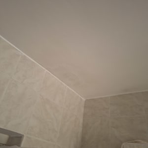 פינת חדר עם קירות מרוצפים ותקרה